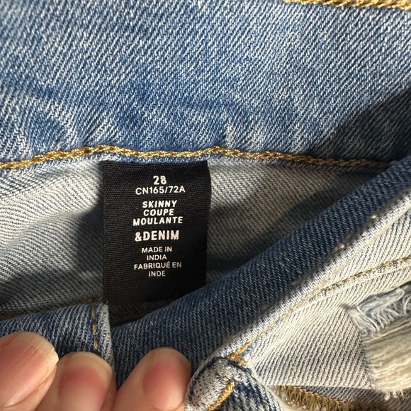 Men’s H&M light wash distressed jeans size 28
NWT - Picture 6 of 8
